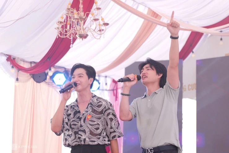Đàm Vĩnh Hưng và đồng nghiệp chúc phúc Hoài Lâm