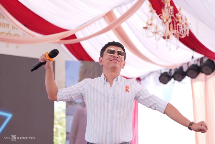 Đàm Vĩnh Hưng và đồng nghiệp chúc phúc Hoài Lâm