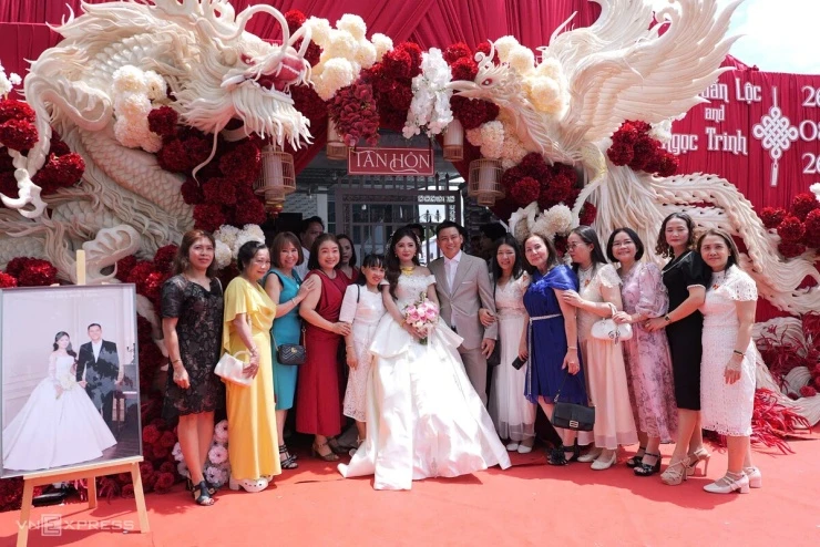 Đàm Vĩnh Hưng và đồng nghiệp chúc phúc Hoài Lâm