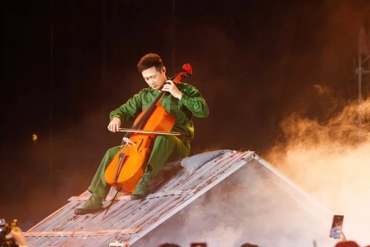 Dàn Anh Tài đu dây, MC Anh Tuấn chơi cello giữa concert gần 50.000 khán giả