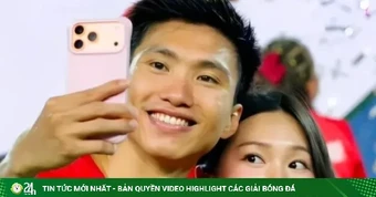 Dàn cầu thủ tuyển Việt Nam hôn vợ, khoe cúp gây bão mạng