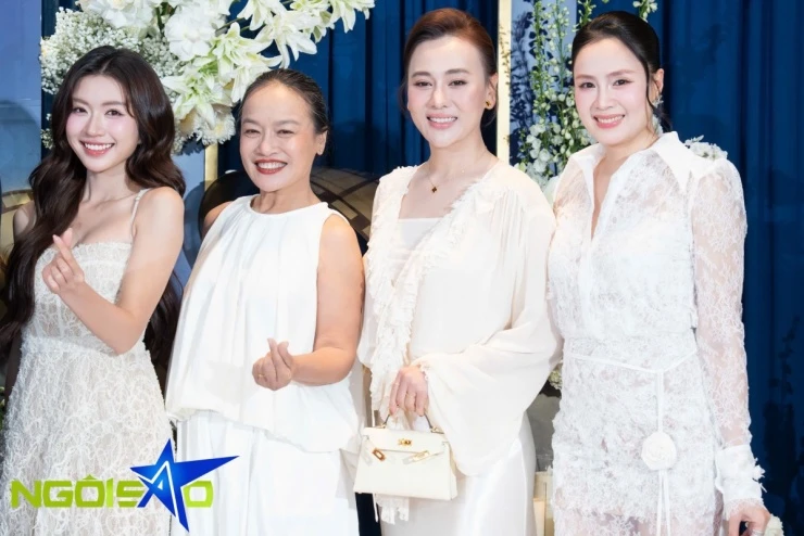 Dàn diễn viên VFC hội ngộ trong đám cưới Việt Hoa Dàn diễn viên VFC hội ngộ trong đám cưới Việt Hoa