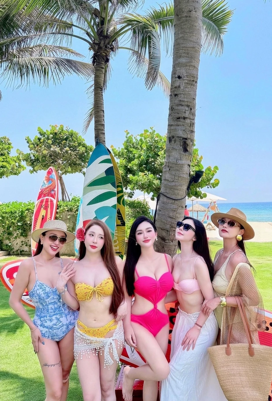 Dàn mỹ nhân phim giờ vàng VTV diện bikini "đọ sắc", body ai cũng nóng bỏng căng tràn