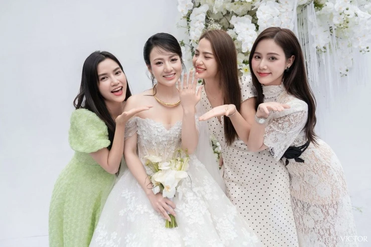 Dàn mỹ nhân phim giờ vàng VTV khoe sắc trong đám cưới Việt Hoa