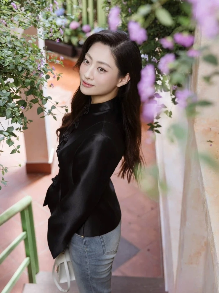 Dàn nghệ sĩ thăm quán cà phê của Đàm Vĩnh Hưng ở Đà Lạt