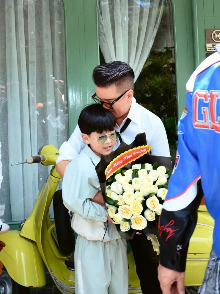 Dàn nghệ sĩ thăm quán cà phê của Đàm Vĩnh Hưng ở Đà Lạt