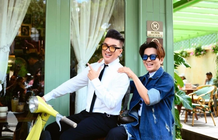 Dàn nghệ sĩ thăm quán cà phê của Đàm Vĩnh Hưng ở Đà Lạt
