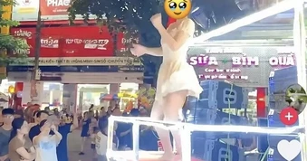 Dân tình "nhức mắt" cảnh rước đèn biến tướng: Nhảy nhót "cà hẩy", trang phục hở hang gây phản cảm