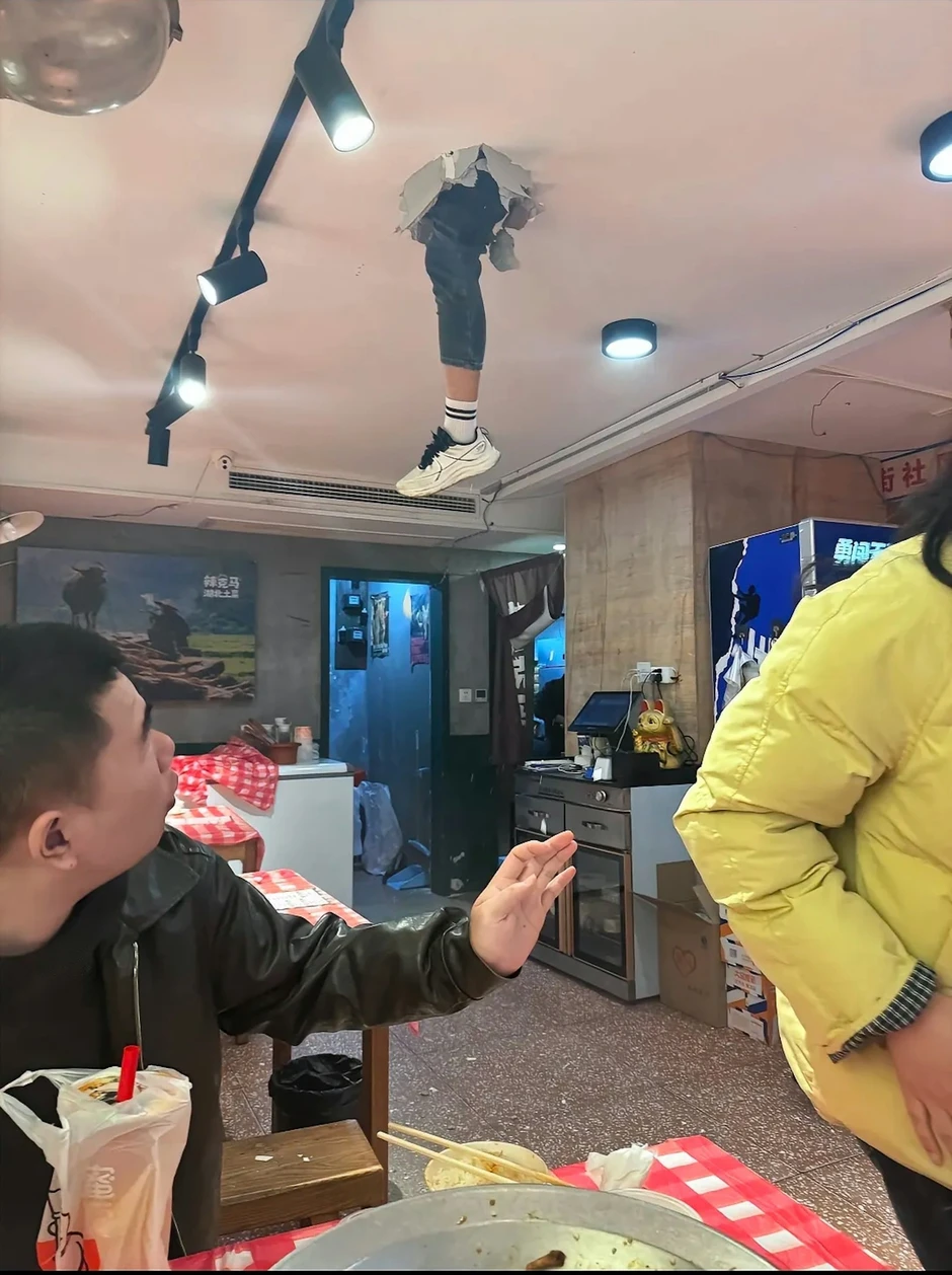 Đang dùng bữa, khách hàng tá hỏa thấy chân người rơi xuống từ trần nhà vỡ toác Đang dùng bữa, khách hàng tá hỏa thấy chân người rơi xuống từ trần nhà vỡ toác