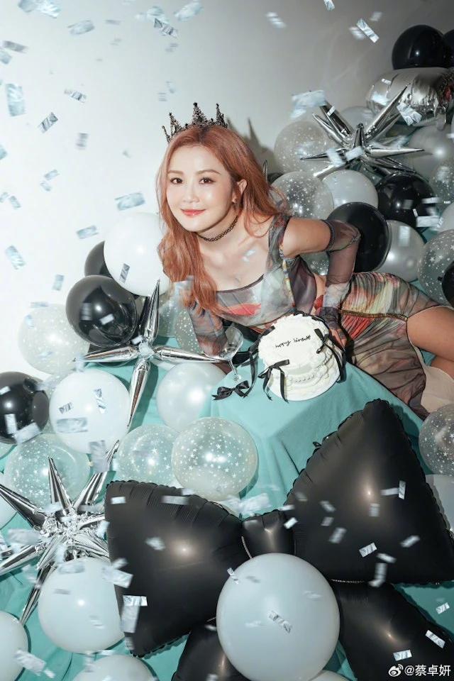 Đang ồn trên MXH: Chồng PT kém 10 tuổi của Chị Đẹp giàu nhất showbiz bị phốt tán tỉnh hot girl bốc lửa chỉ sau 2 ngày cưới Đang ồn trên MXH: Chồng PT kém 10 tuổi của Chị Đẹp giàu nhất showbiz bị phốt tán tỉnh hot girl bốc lửa chỉ sau 2 ngày cưới