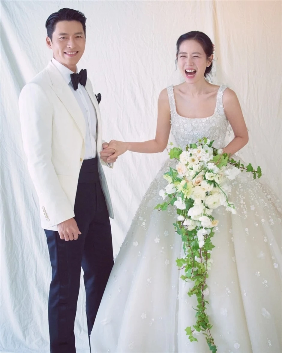 Đang tràn lan loạt ảnh Son Ye Jin ngả ngốn, lao vào lòng trai lạ, khiến ai cũng choáng váng không tin nổi vào mắt mình