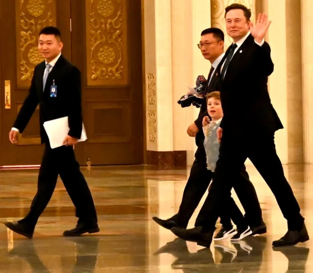 Đang viral: Em bé 6 tuổi X Æ A-Xii Musk cực đáng yêu khi được bố dắt theo công tác tại hội nghị thượng đỉnh Bắc Kinh