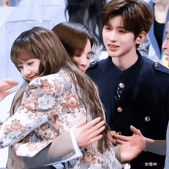 Đâu ai ngờ ở Met Gala: Lisa (BLACKPINK) đụng mặt "bạn trai tin đồn", chỉ 6 giây tương tác thôi đã đủ gây chú ý