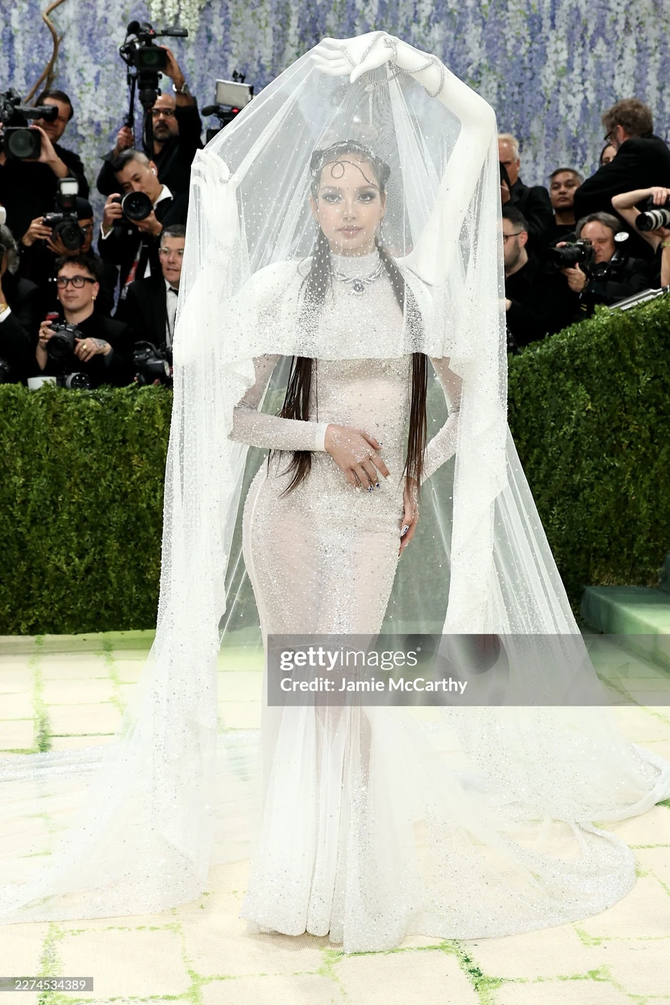 Đâu ai ngờ ở Met Gala: Lisa (BLACKPINK) đụng mặt "bạn trai tin đồn", chỉ 6 giây tương tác thôi đã đủ gây chú ý