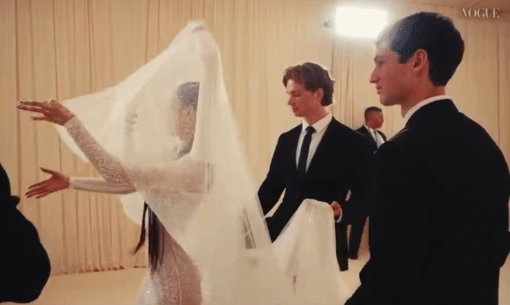 Đâu ai ngờ ở Met Gala: Lisa (BLACKPINK) đụng mặt "bạn trai tin đồn", chỉ 6 giây tương tác thôi đã đủ gây chú ý