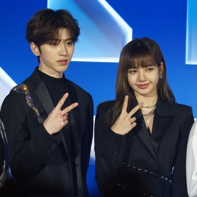Đâu ai ngờ ở Met Gala: Lisa (BLACKPINK) đụng mặt "bạn trai tin đồn", chỉ 6 giây tương tác thôi đã đủ gây chú ý