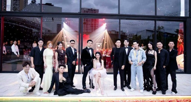 Dâu hào môn Midu bị chê làm tiệc kỷ niệm cưới phô trương