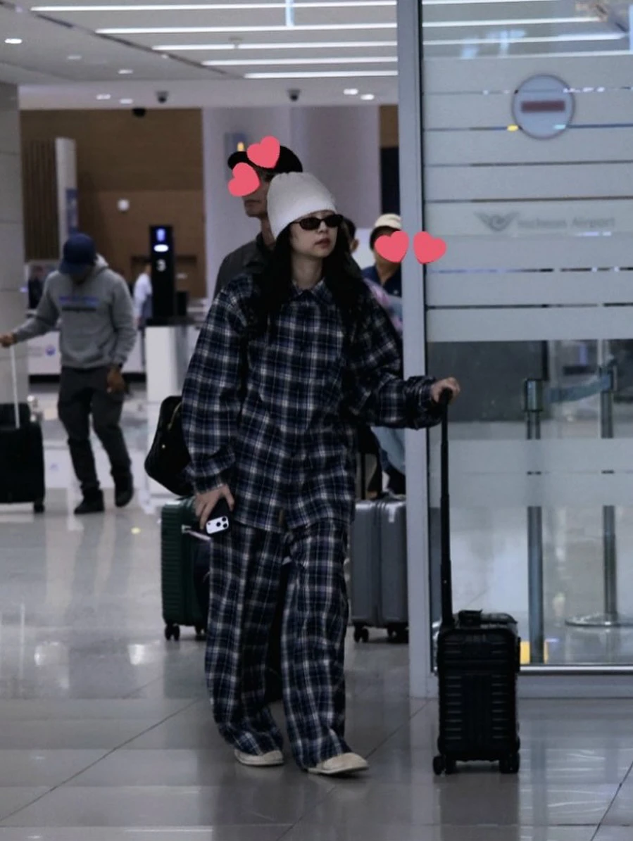 Dấu vết lạ khiến Jennie (BLACKPINK) - V (BTS) dính tin yêu đương mặn nồng Dấu vết lạ khiến Jennie (BLACKPINK) - V (BTS) dính tin yêu đương mặn nồng