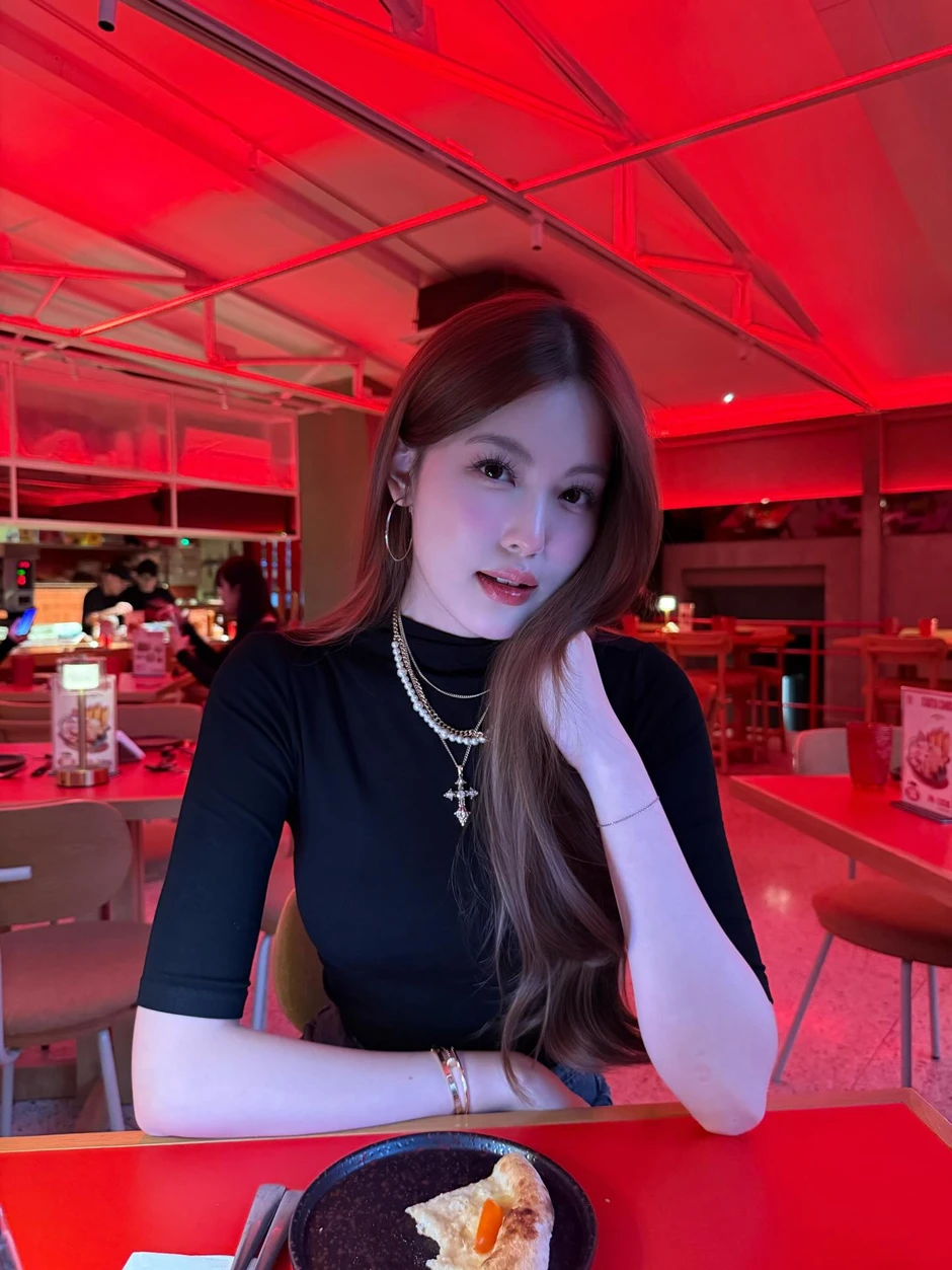 Đây là cô gái mà HIEUTHUHAI mê như điếu đổ Đây là cô gái mà HIEUTHUHAI mê như điếu đổ