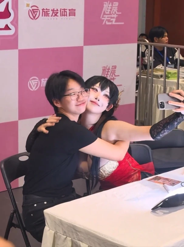 Đi fan meeting, được idol "hôn" công khai giữa thanh thiên bạch nhật, màn tương tác khiến CĐM dậy sóng tranh cãi