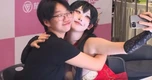 Đi fan meeting, được idol "hôn" công khai giữa thanh thiên bạch nhật, màn tương tác khiến CĐM dậy sóng tranh cãi