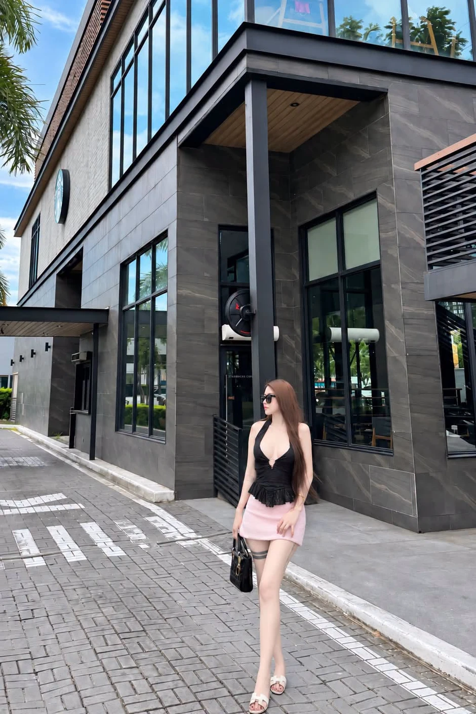Đi uống Starbucks thôi mà hot girl này cũng khiến người xem phải "đứng ngồi không yên"