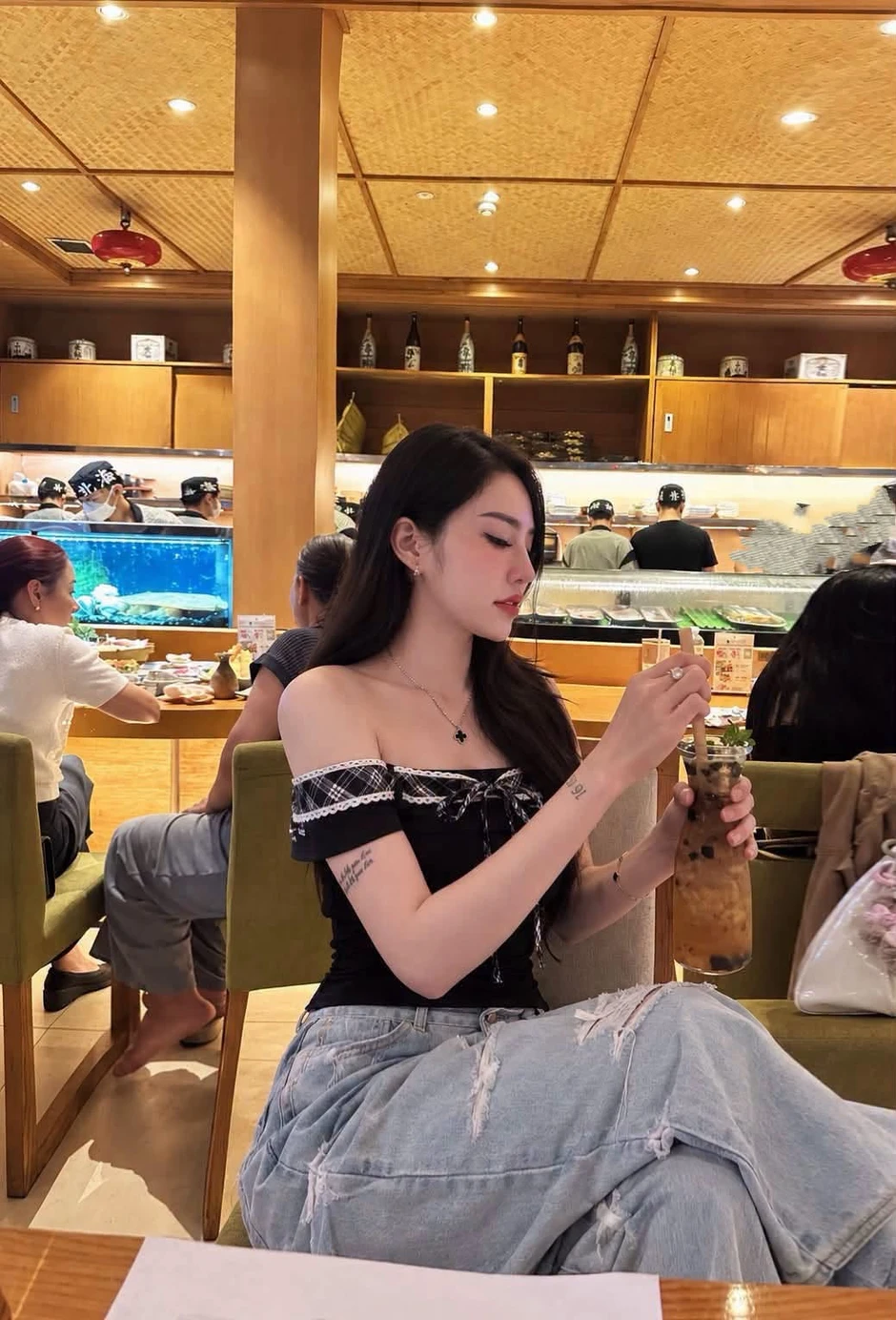 Đi uống Starbucks thôi mà hot girl này cũng khiến người xem phải "đứng ngồi không yên"