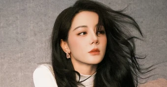 Địch Lệ Nhiệt Ba tê liệt hoàn toàn