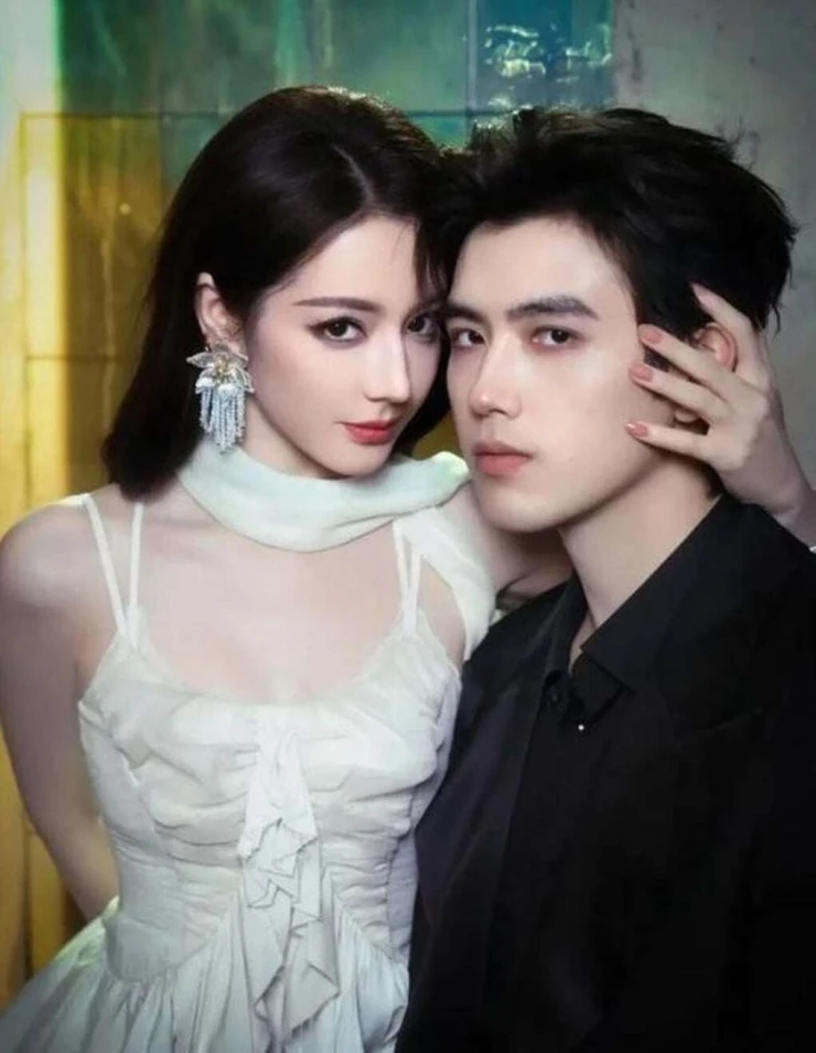 Địch Lệ Nhiệt Ba vướng nghi vấn hẹn hò thiếu gia kém 8 tuổi Địch Lệ Nhiệt Ba vướng nghi vấn hẹn hò thiếu gia kém 8 tuổi