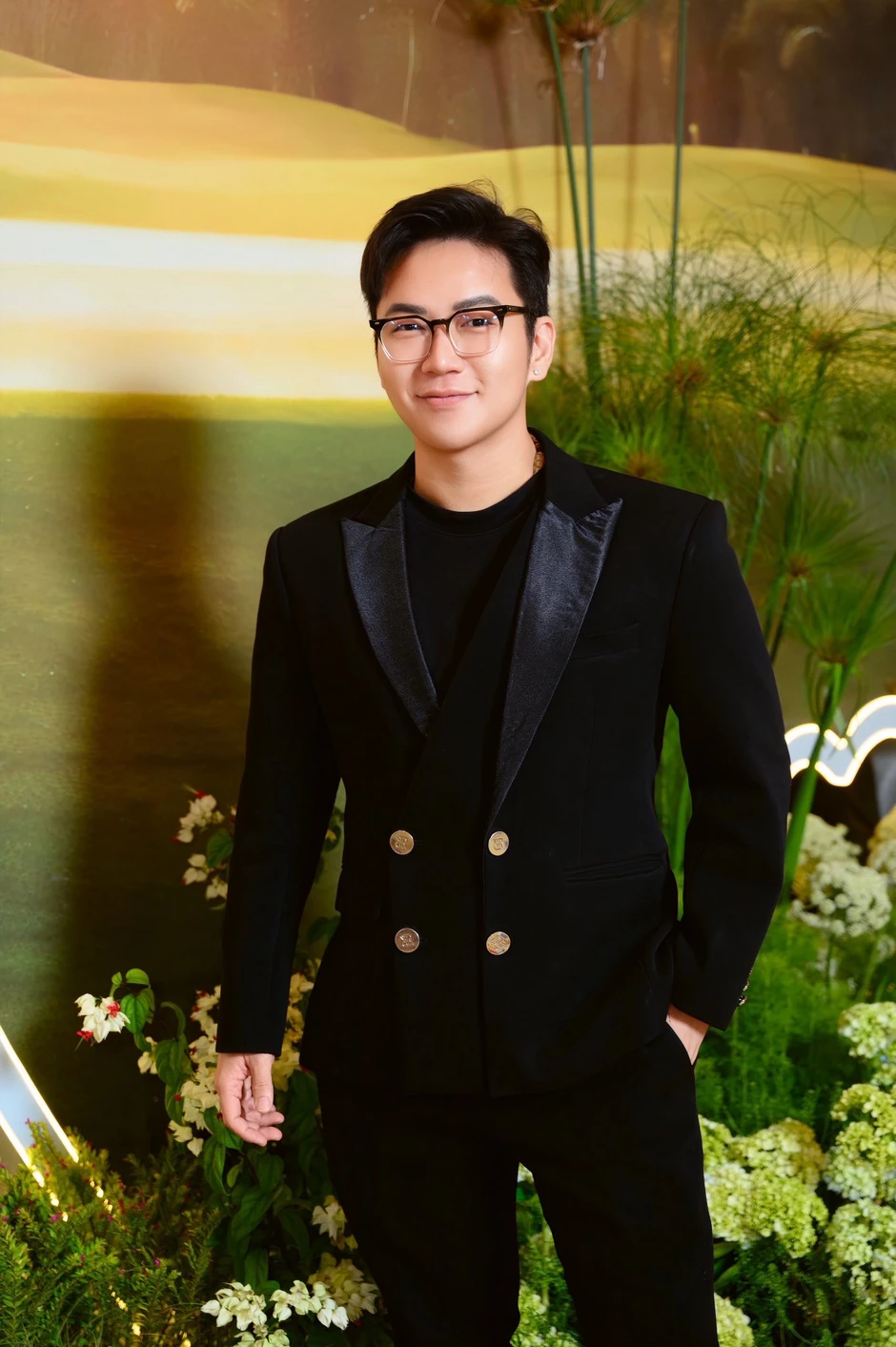 Diễn biến mới vụ siêu mẫu bị tố vô ơn, nói xấu: Minh Tú bị tag thẳng tên, thêm 1 NTK "châm dầu vào lửa"