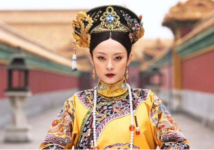 Diễn viên Tôn Lệ vỡ mạch máu mắt khi quay phim dưới nắng nóng 40 độ Diễn viên Tôn Lệ vỡ mạch máu mắt khi quay phim dưới nắng nóng 40 độ