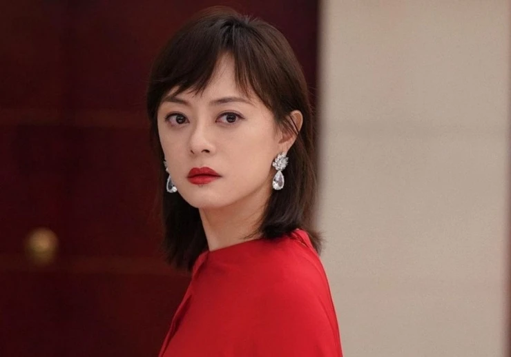 Diễn viên Tôn Lệ vỡ mạch máu mắt khi quay phim dưới nắng nóng 40 độ Diễn viên Tôn Lệ vỡ mạch máu mắt khi quay phim dưới nắng nóng 40 độ