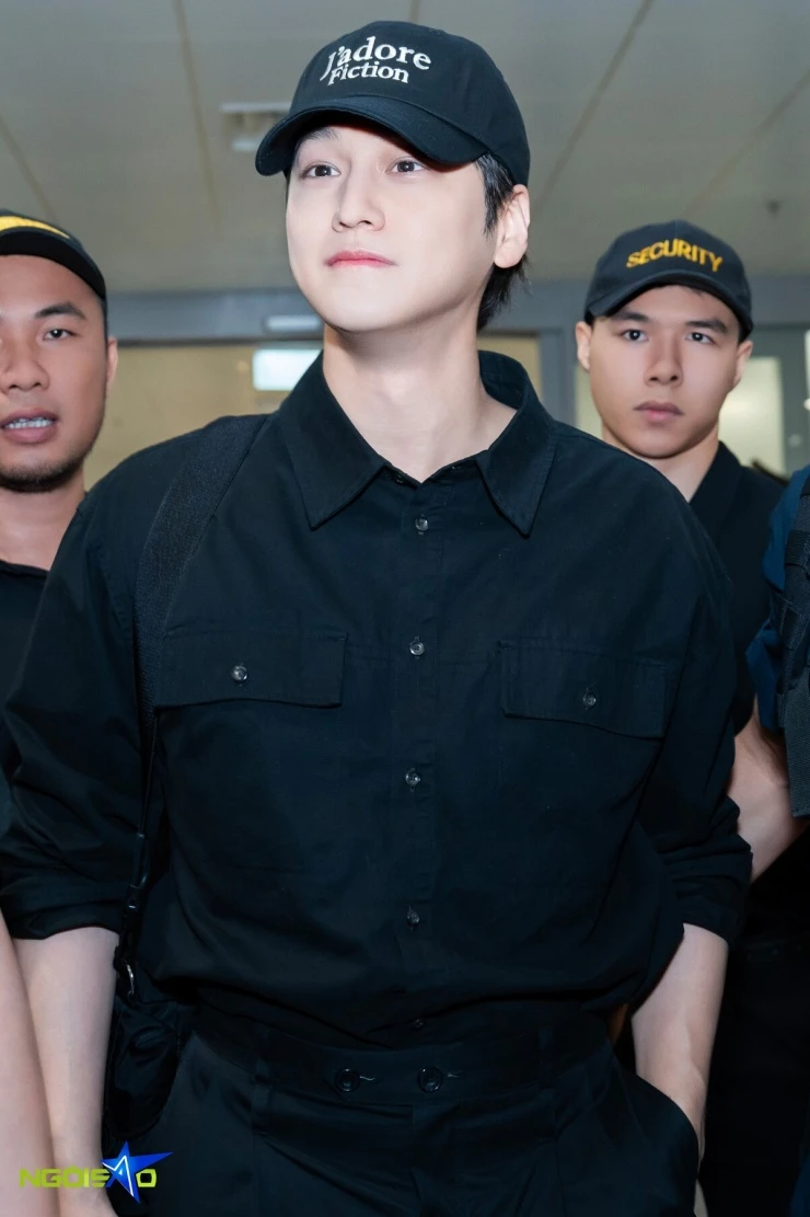 Diễn viên Vườn sao băng Kim Bum được fan vây kín ở sân bay