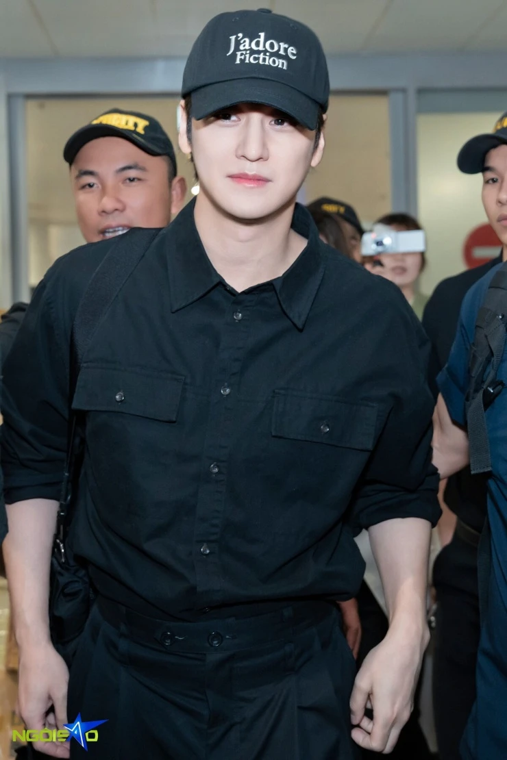 Diễn viên Vườn sao băng Kim Bum được fan vây kín ở sân bay