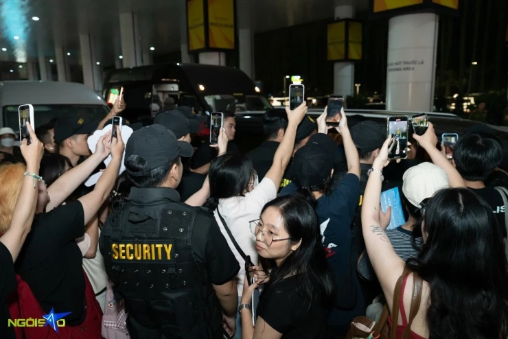 Diễn viên Vườn sao băng Kim Bum được fan vây kín ở sân bay