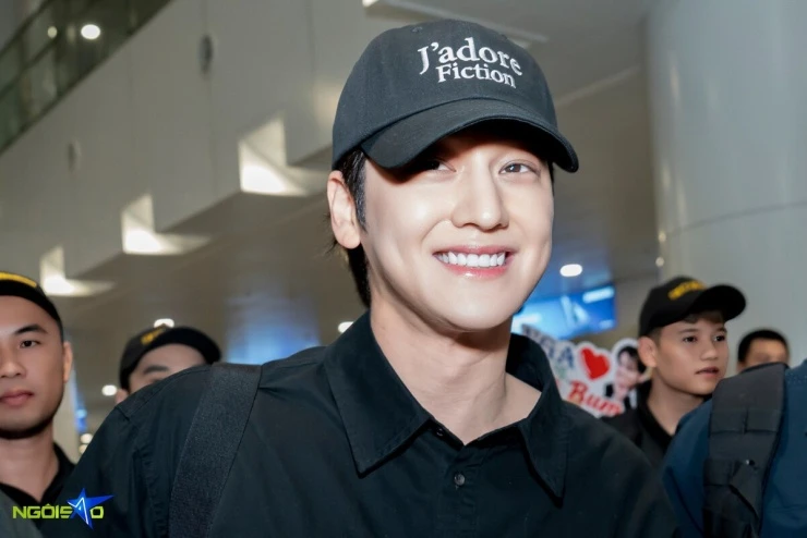 Diễn viên Vườn sao băng Kim Bum được fan vây kín ở sân bay