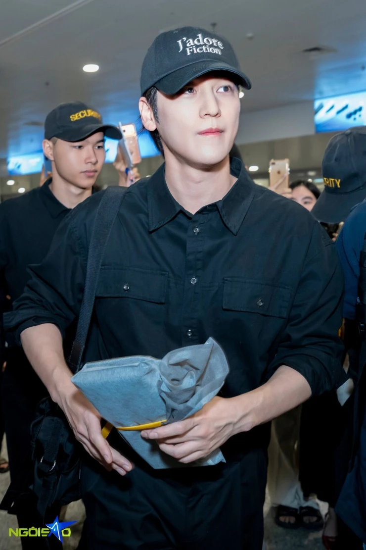 Diễn viên Vườn sao băng Kim Bum được fan vây kín ở sân bay