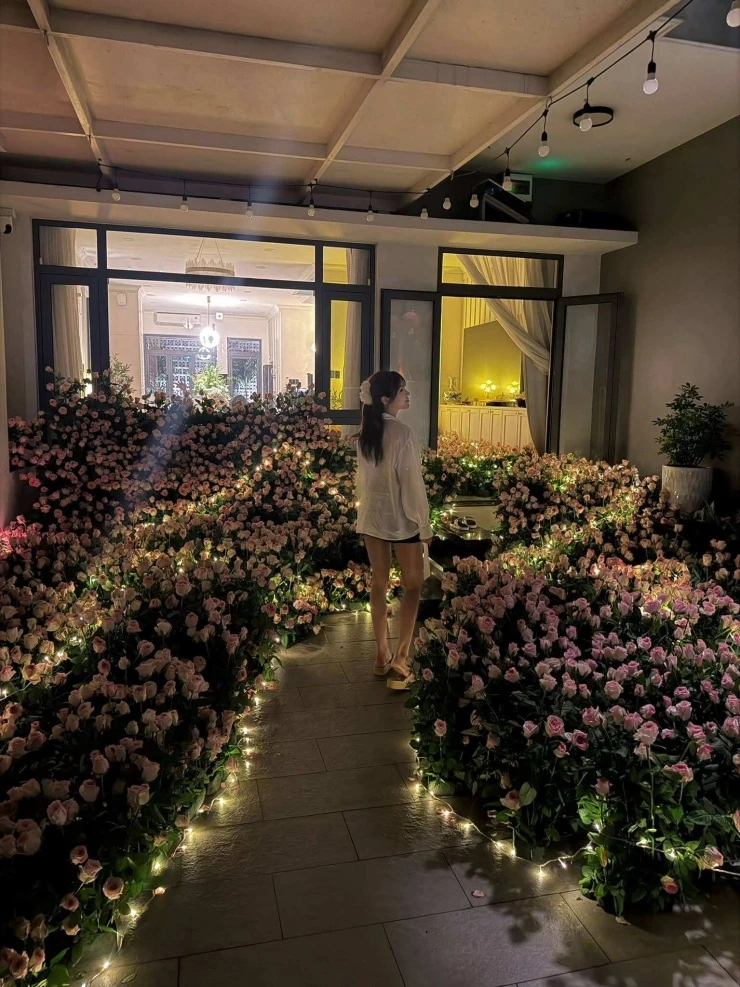 Diệp Lâm Anh được tình trẻ tặng 6.368 bông hồng mừng sinh nhật