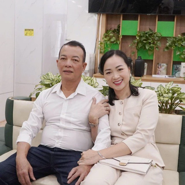 Điều ít biết về chồng doanh nhân của NSƯT Linh Huệ - Hậu sida của Gió qua miền tối sáng