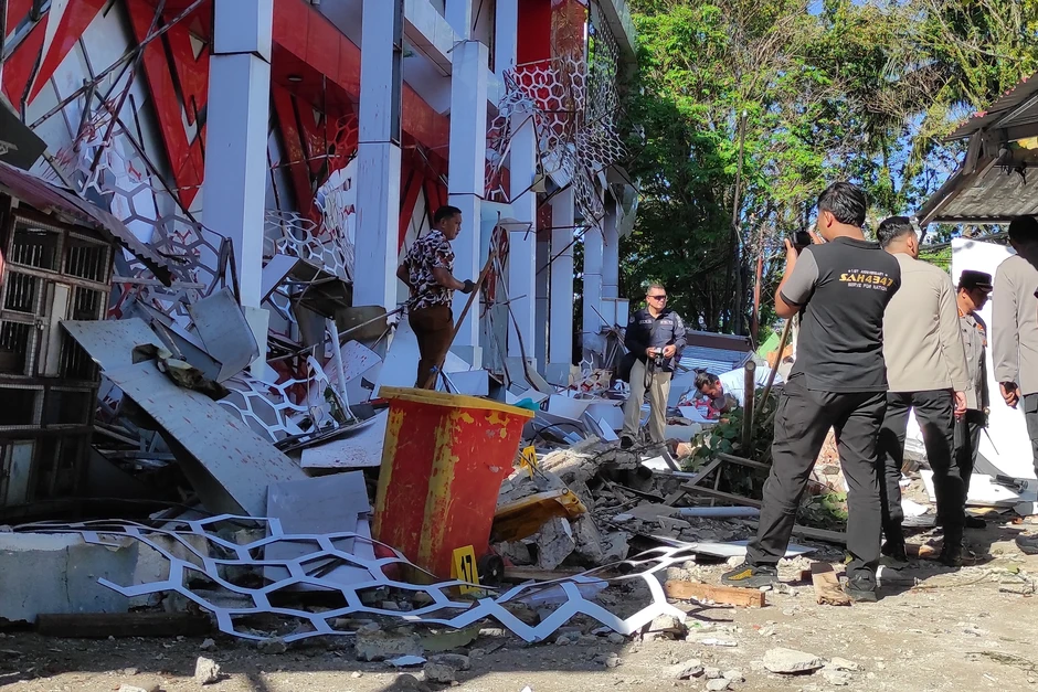 Đổ nát sau trận động đất tại Indonesia mạnh 7,4 độ, đã có thương vong