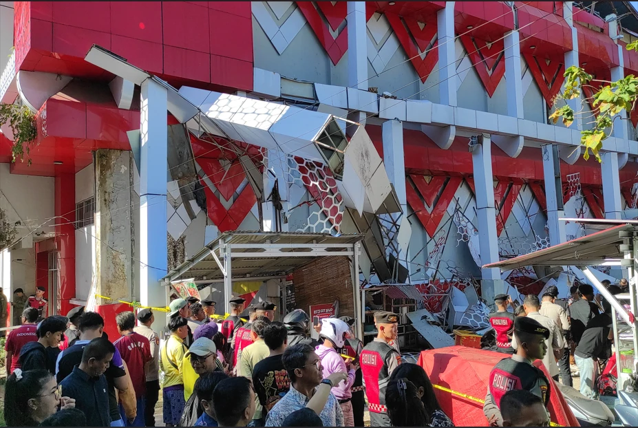 Đổ nát sau trận động đất tại Indonesia mạnh 7,4 độ, đã có thương vong
