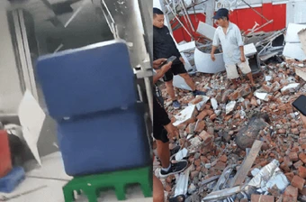 Đổ nát sau trận động đất tại Indonesia mạnh 7,4 độ, đã có thương vong