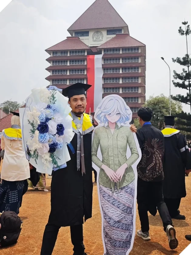 Độc đáo: Tân Thạc sĩ Indonesia mang standee Furina (Genshin Impact) mặc quốc phục Kebaya dự lễ tốt nghiệp Độc đáo: Tân Thạc sĩ Indonesia mang standee Furina (Genshin Impact) mặc quốc phục Kebaya dự lễ tốt nghiệp