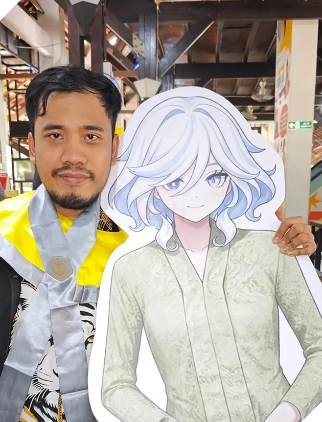 Độc đáo: Tân Thạc sĩ Indonesia mang standee Furina (Genshin Impact) mặc quốc phục Kebaya dự lễ tốt nghiệp Độc đáo: Tân Thạc sĩ Indonesia mang standee Furina (Genshin Impact) mặc quốc phục Kebaya dự lễ tốt nghiệp