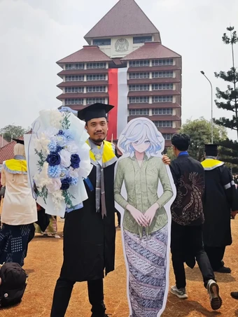 Độc đáo: Tân Thạc sĩ Indonesia mang standee Furina (Genshin Impact) mặc quốc phục Kebaya dự lễ tốt nghiệp