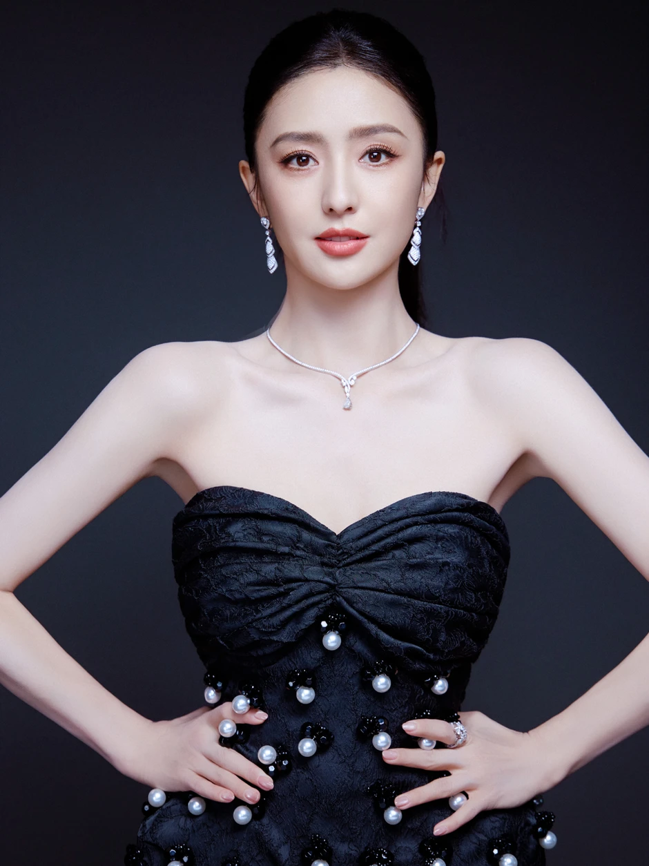 Đôi bạn thân showbiz giống nhau 99% từ ngoại hình đến cảnh bị chồng "cắm sừng" và ly dị