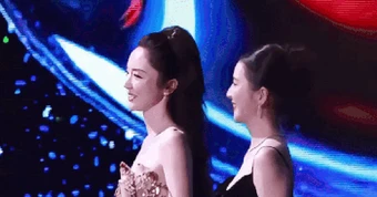 Đôi bạn thân showbiz giống nhau 99% từ ngoại hình đến cảnh bị chồng "cắm sừng" và ly dị