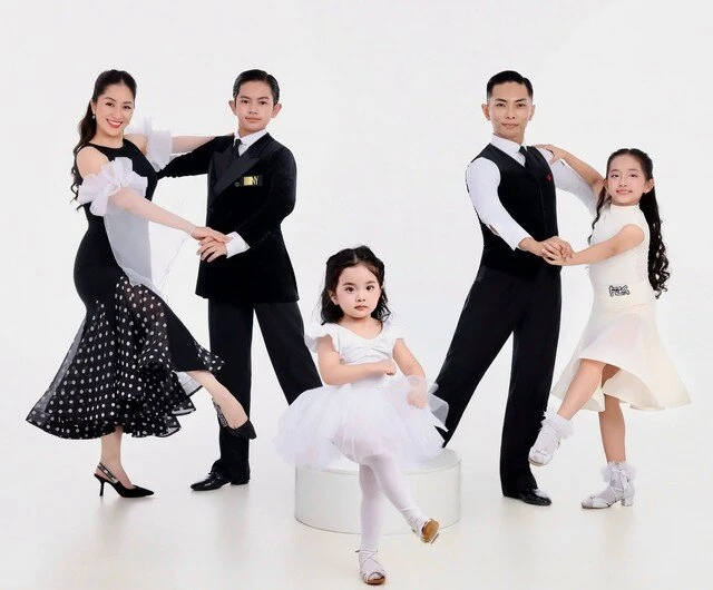 Đội hình đẹp như mơ của nhà Khánh Thi - Phan Hiển Đội hình đẹp như mơ của nhà Khánh Thi - Phan Hiển