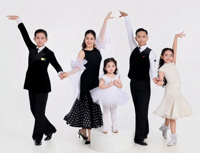 Đội hình đẹp như mơ của nhà Khánh Thi - Phan Hiển Đội hình đẹp như mơ của nhà Khánh Thi - Phan Hiển