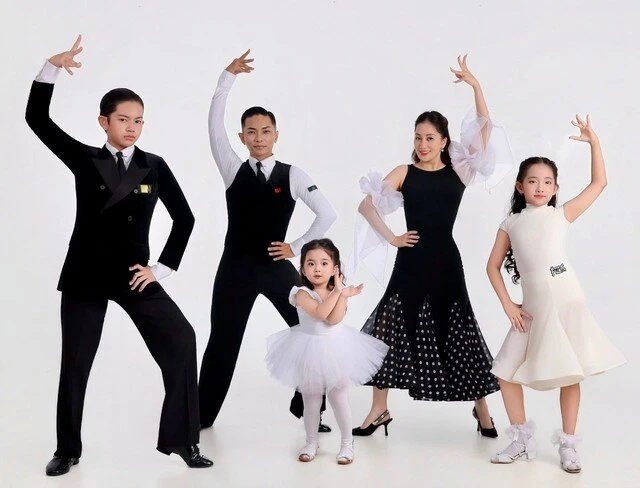Đội hình đẹp như mơ của nhà Khánh Thi - Phan Hiển Đội hình đẹp như mơ của nhà Khánh Thi - Phan Hiển